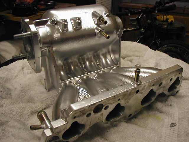 Notice the big fat plenum compared to the skinny D16z6 and D16b7 plenum. 